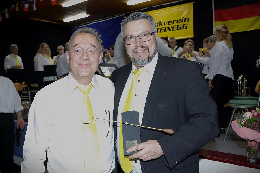 Als symbolisches Dankeschön überreichte der Vorsitzende des MV Steinegg Tilo Köppe (links) dem scheidenden Dirigenten Tilo Schneider einen 